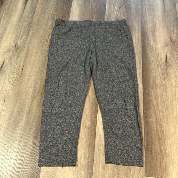 Marbled Gray Capri Leggings - Picture 3 of 7